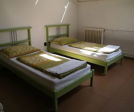Zrinyi אכסניה *